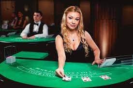 Antarmuka aplikasi mobile hikari bet menampilkan meja blackjack langsung dan menu sportsbook
